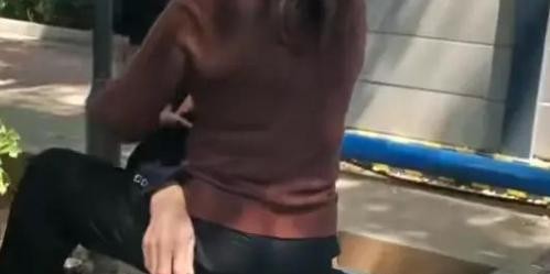 长沙公园惊现 “老年服务圈”！低价刚需服务，姑娘边服务边唠嗑